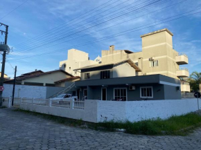 Casa com tres dormitoria a uma quadra da praia